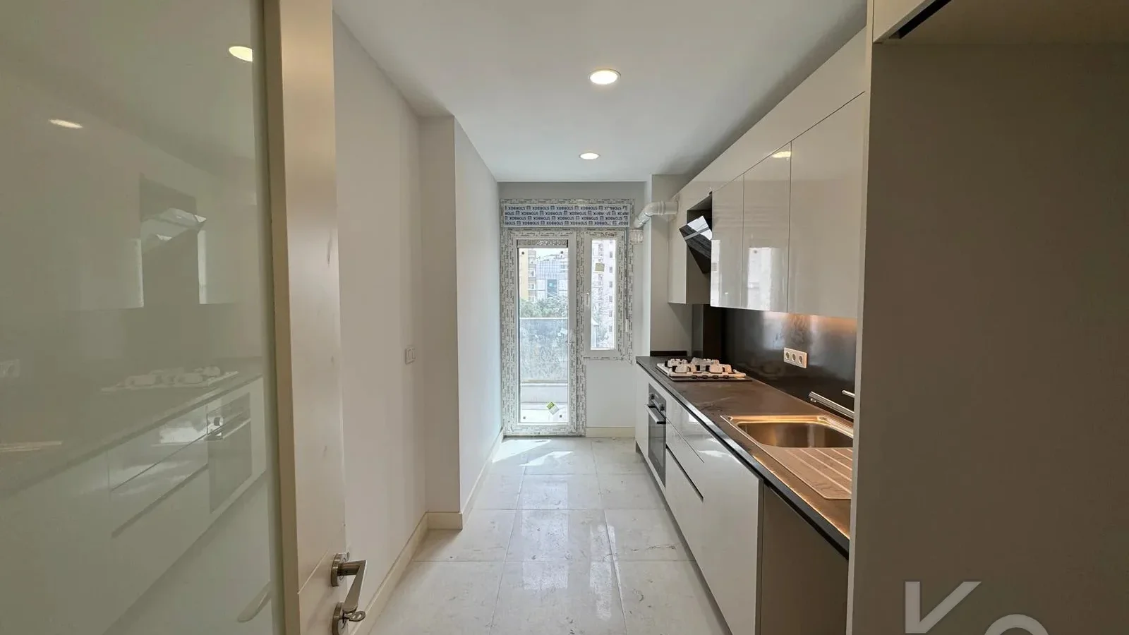Lacivert Cadde Caddebostan Bağdat Cad.2.paralelde 2025 Sıfır Ebeveynli Balkonlu 80m² Net 2+1