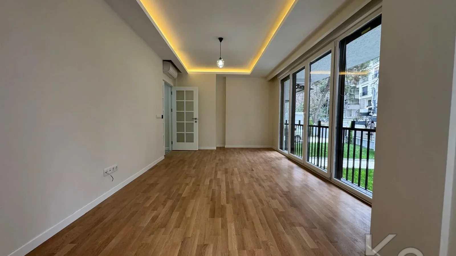 Laci̇vertcadde Çi̇ftehavuzlar Bağdat Yakini Sifirb Balkonlu 3+1