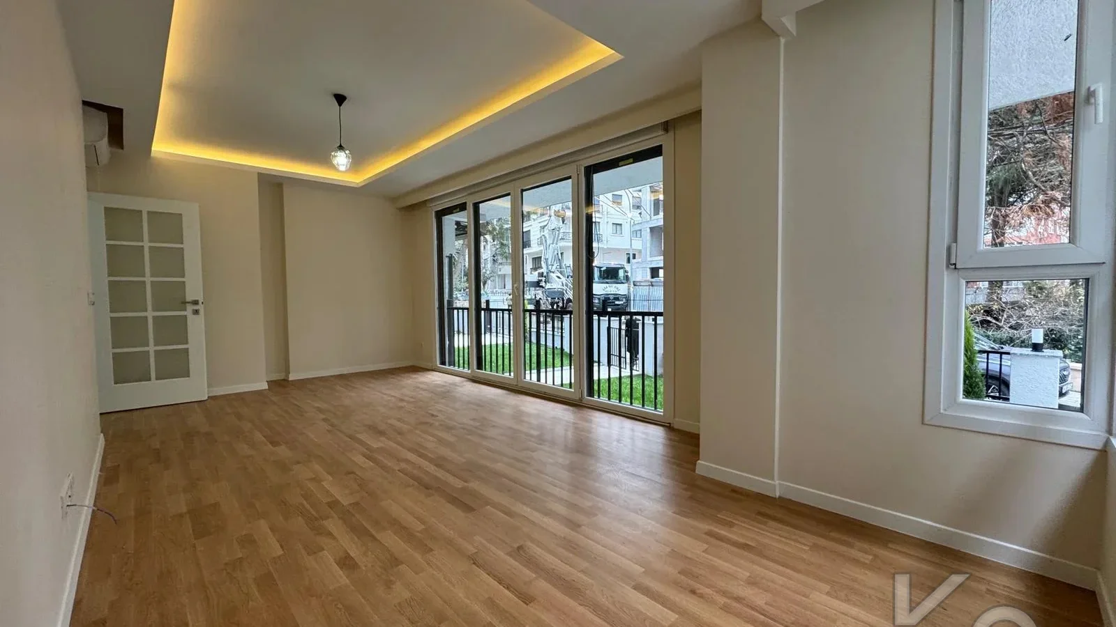 Laci̇vertcadde Çi̇ftehavuzlar Bağdat Yakini Sifirb Balkonlu 3+1