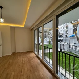 Laci̇vertcadde Çi̇ftehavuzlar Bağdat Yakini Sifirb Balkonlu 3+1