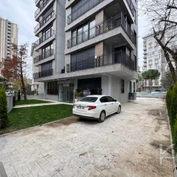 Laci̇vertcadde Çi̇ftehavuzlar Bağdat Yakini Sifirb Balkonlu 3+1