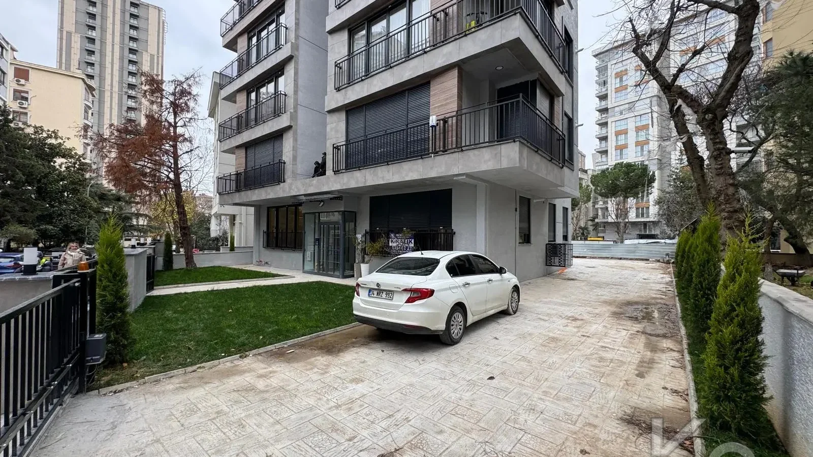 Laci̇vertcadde Çi̇ftehavuzlar Bağdat Yakini Sifirb Balkonlu 3+1