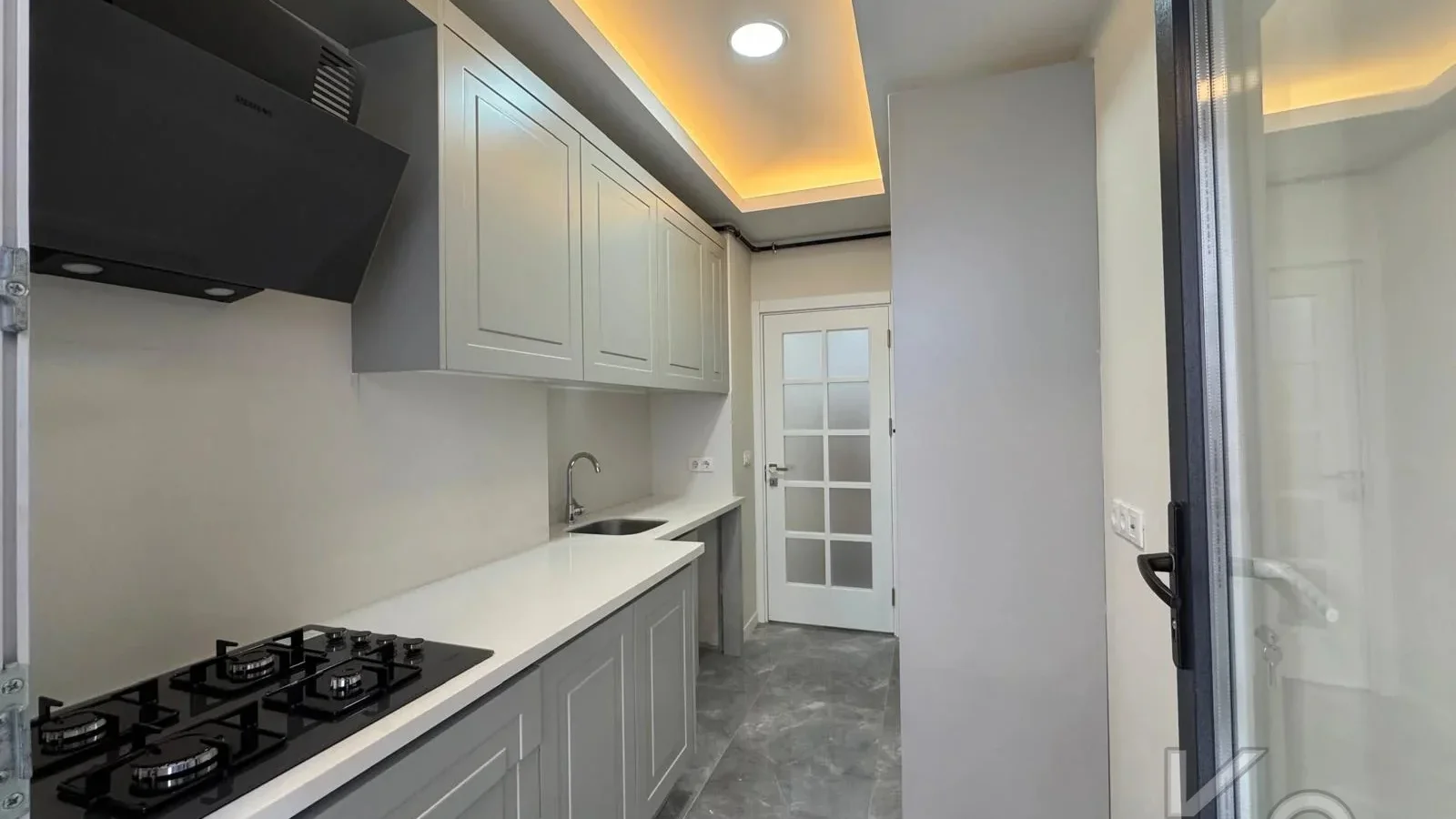 Laci̇vertcadde Çi̇ftehavuzlar Bağdat Yakini Sifirb Balkonlu 3+1