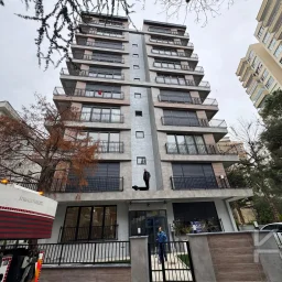 Laci̇vertcadde Çi̇ftehavuzlar Bağdat Yakini Sifirb Balkonlu 3+1