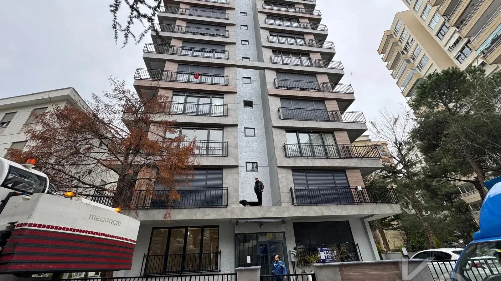 Laci̇vertcadde Çi̇ftehavuzlar Bağdat Yakini Sifirb Balkonlu 3+1