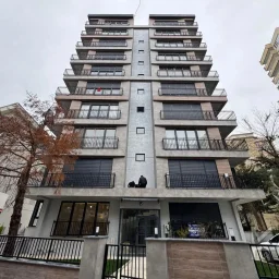 Laci̇vertcadde Çi̇ftehavuzlar Bağdat Yakini Sifirb Balkonlu 3+1