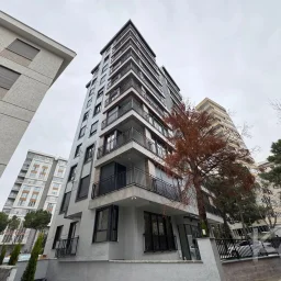 Laci̇vertcadde Çi̇ftehavuzlar Bağdat Yakini Sifirb Balkonlu 3+1