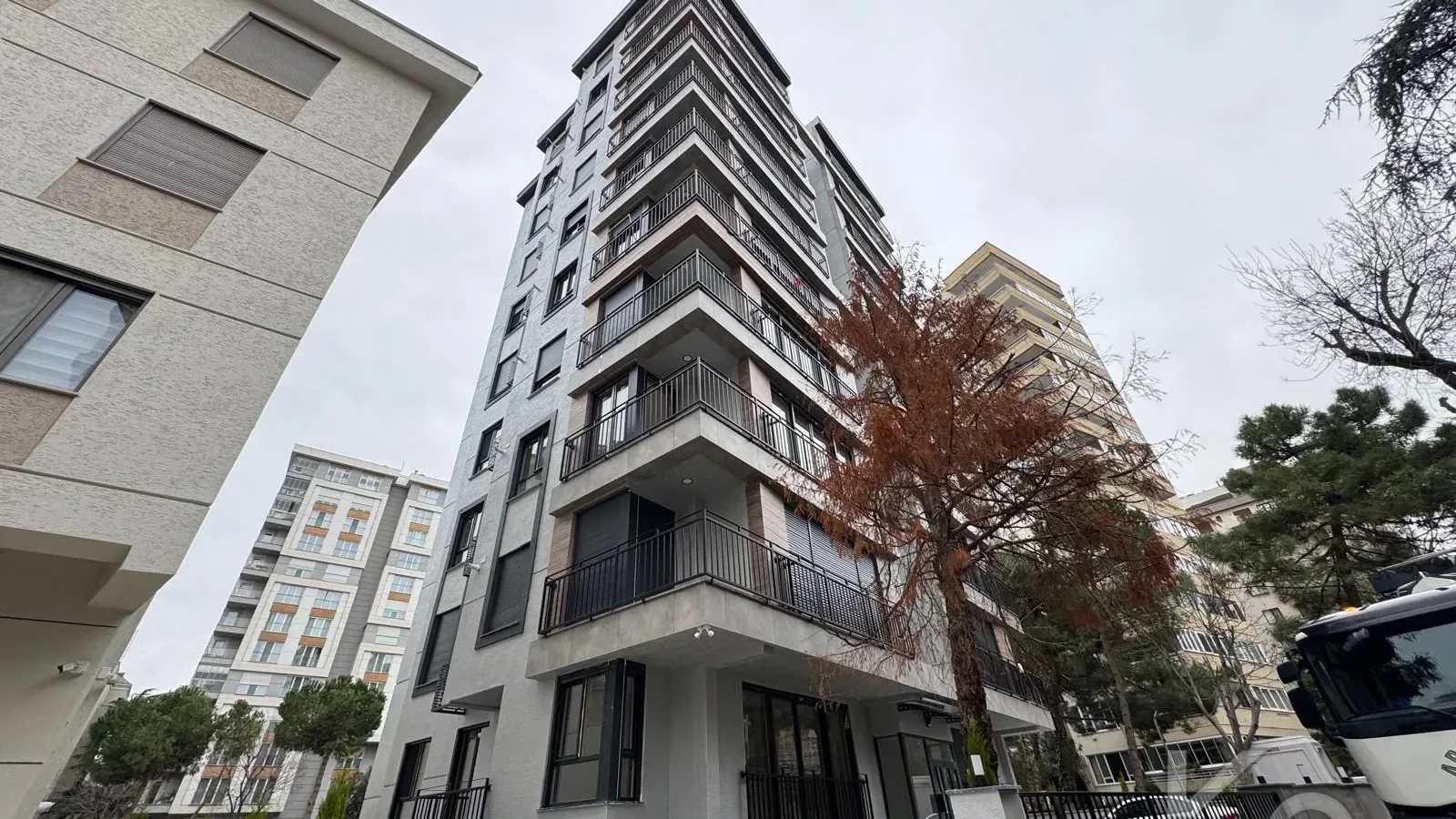 Laci̇vertcadde Çi̇ftehavuzlar Bağdat Yakini Sifirb Balkonlu 3+1