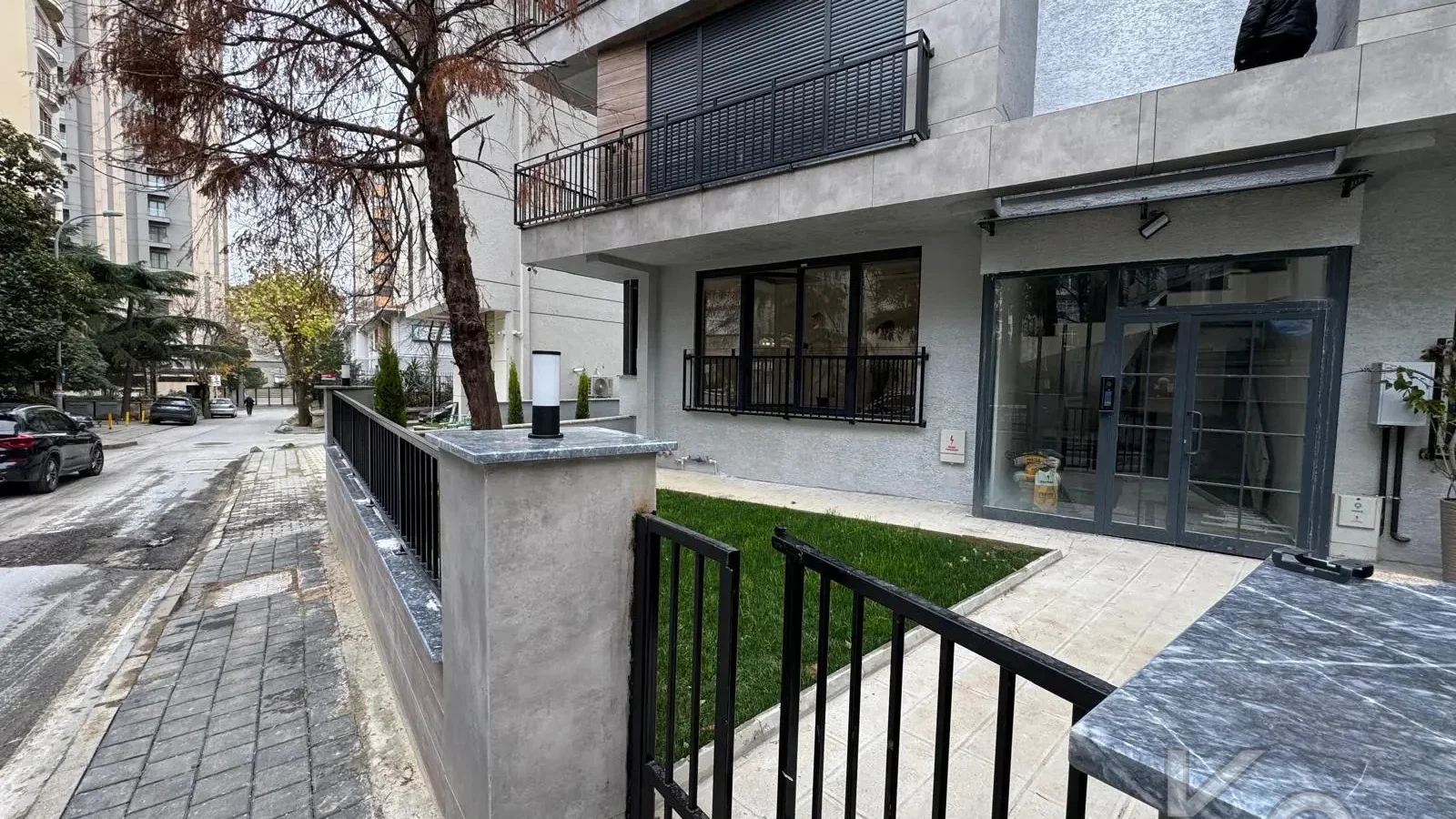 Laci̇vertcadde Çi̇ftehavuzlar Bağdat Yakini Sifirb Balkonlu 3+1