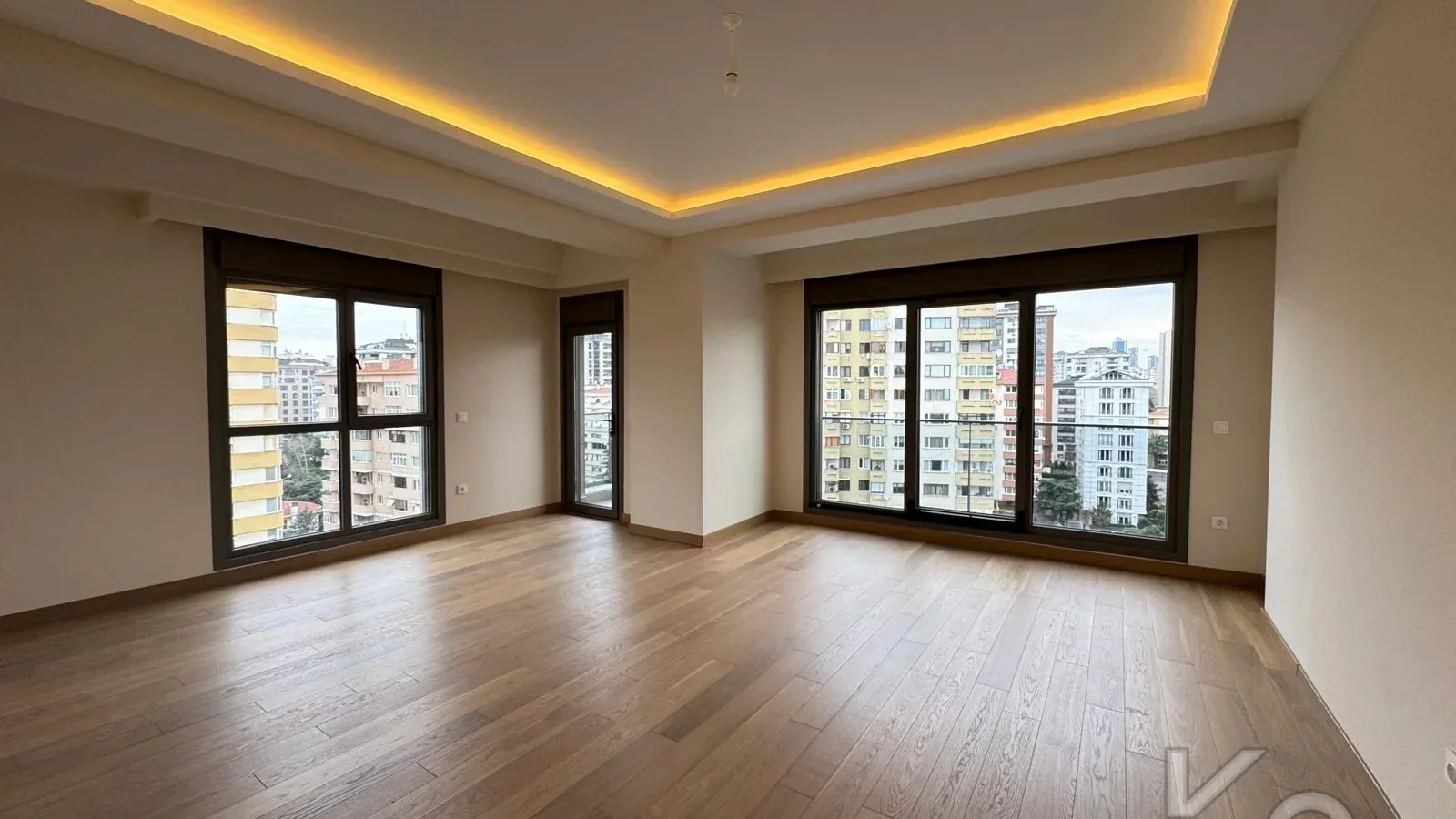 Laci̇vertcadde Suadi̇ye Beymen'i̇n Arkasi Sifir Balkon Ebeveyn 3+1
