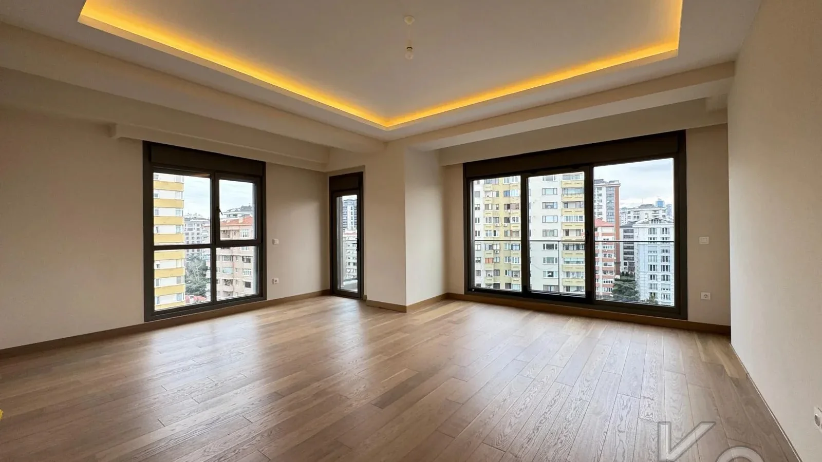 Laci̇vertcadde Suadi̇ye Beymen'i̇n Arkasi Sifir Balkon Ebeveyn 3+1