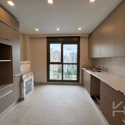 Laci̇vertcadde Suadi̇ye Beymen'i̇n Arkasi Sifir Balkon Ebeveyn 3+1