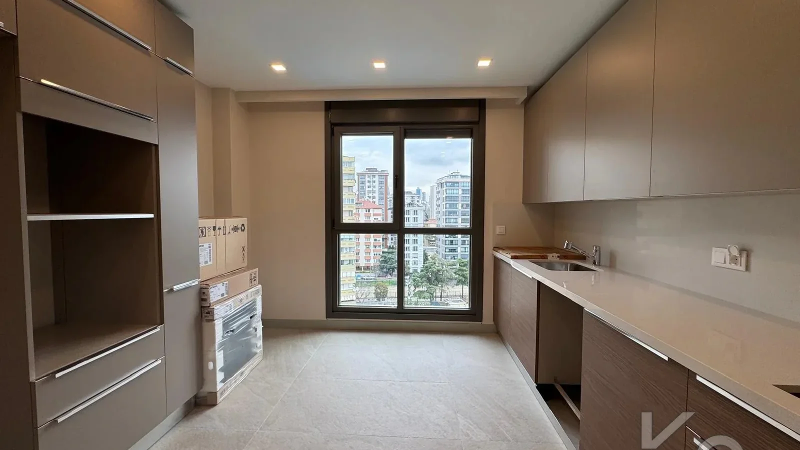 Laci̇vertcadde Suadi̇ye Beymen'i̇n Arkasi Sifir Balkon Ebeveyn 3+1