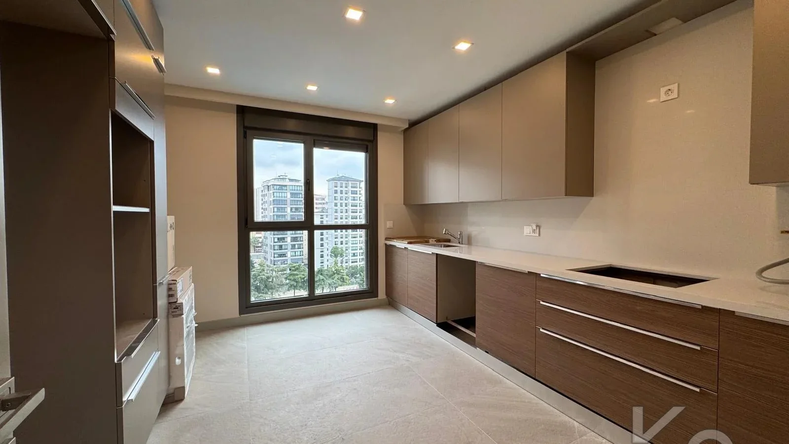 Laci̇vertcadde Suadi̇ye Beymen'i̇n Arkasi Sifir Balkon Ebeveyn 3+1