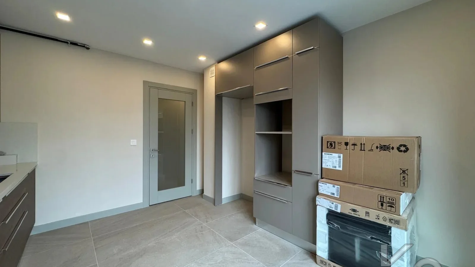 Laci̇vertcadde Suadi̇ye Beymen'i̇n Arkasi Sifir Balkon Ebeveyn 3+1