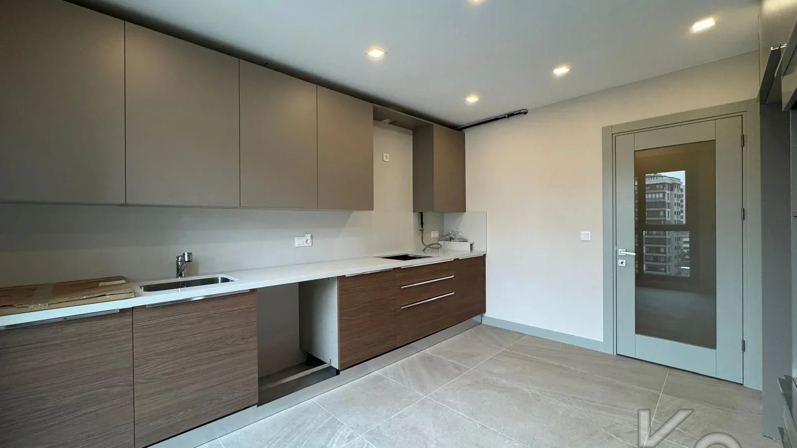 Laci̇vertcadde Suadi̇ye Beymen'i̇n Arkasi Sifir Balkon Ebeveyn 3+1