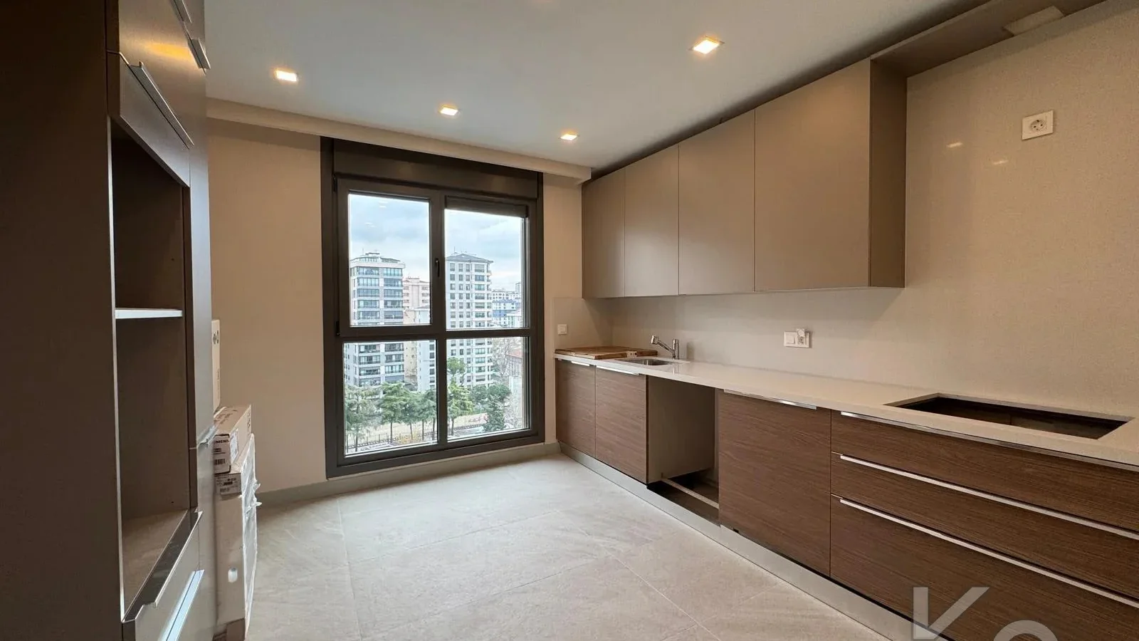 Laci̇vertcadde Suadi̇ye Beymen'i̇n Arkasi Sifir Balkon Ebeveyn 3+1
