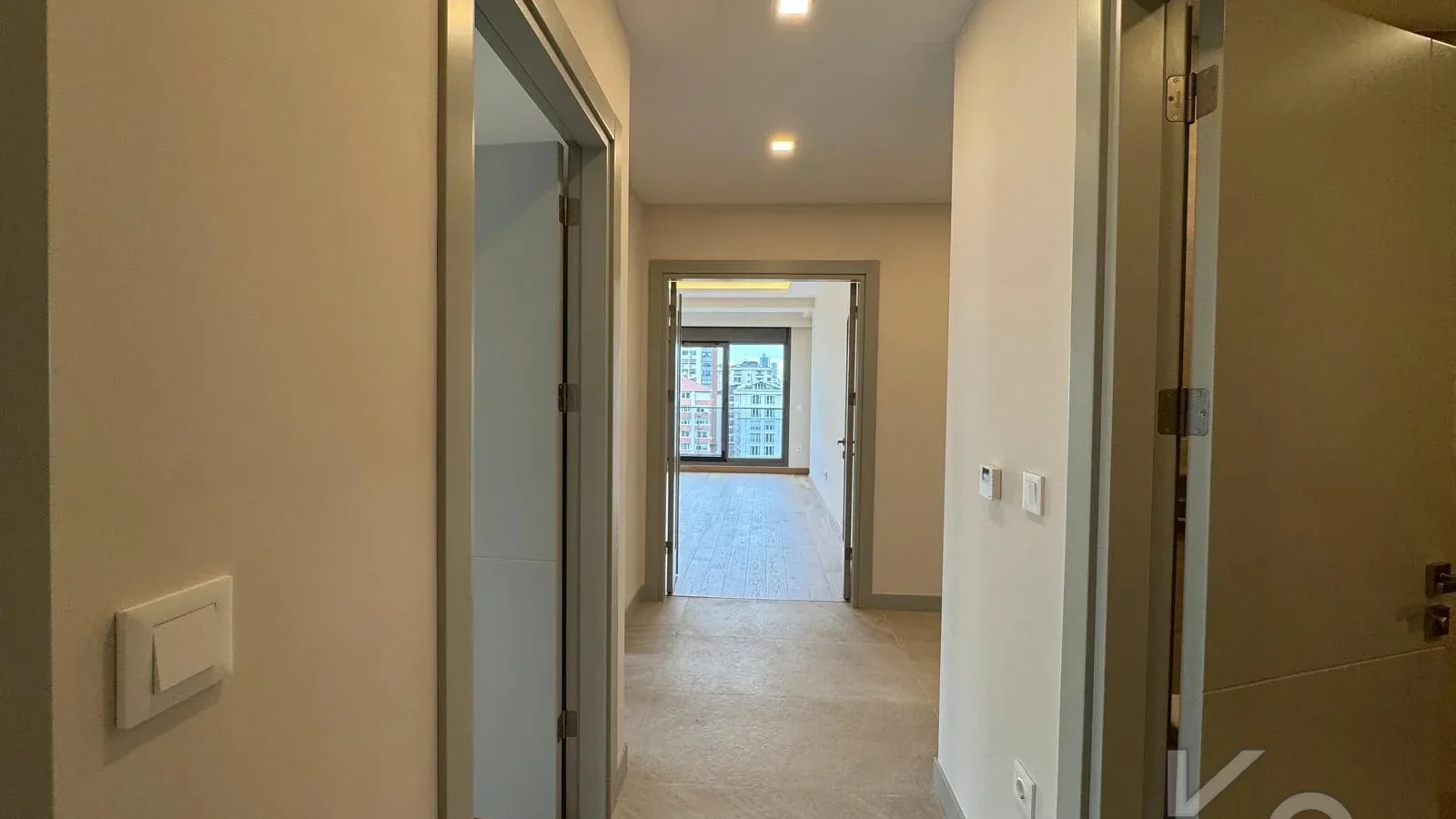 Laci̇vertcadde Suadi̇ye Beymen'i̇n Arkasi Sifir Balkon Ebeveyn 3+1
