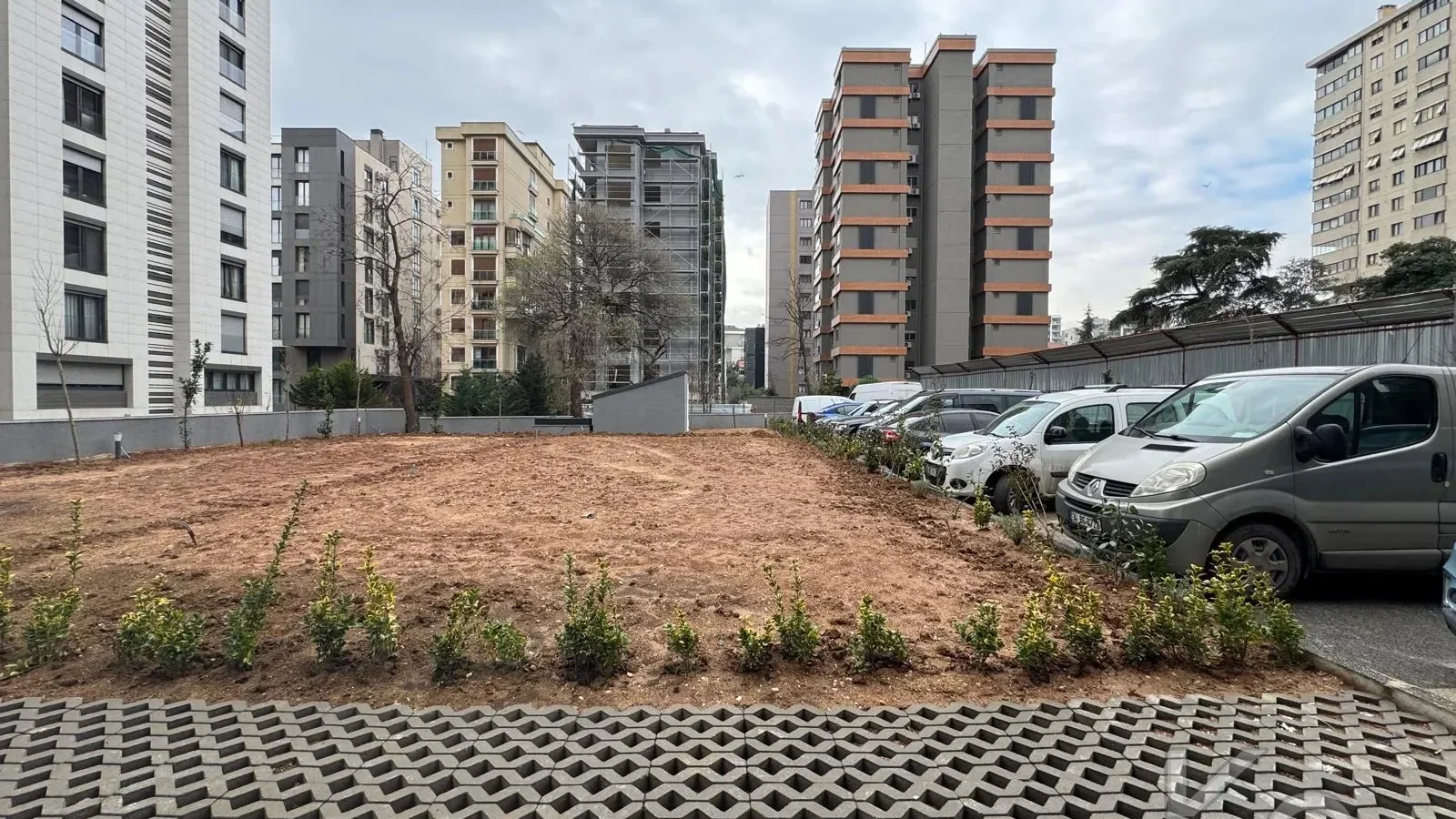 Laci̇vertcadde Suadi̇ye Beymen'i̇n Arkasi Sifir Balkon Ebeveyn 3+1