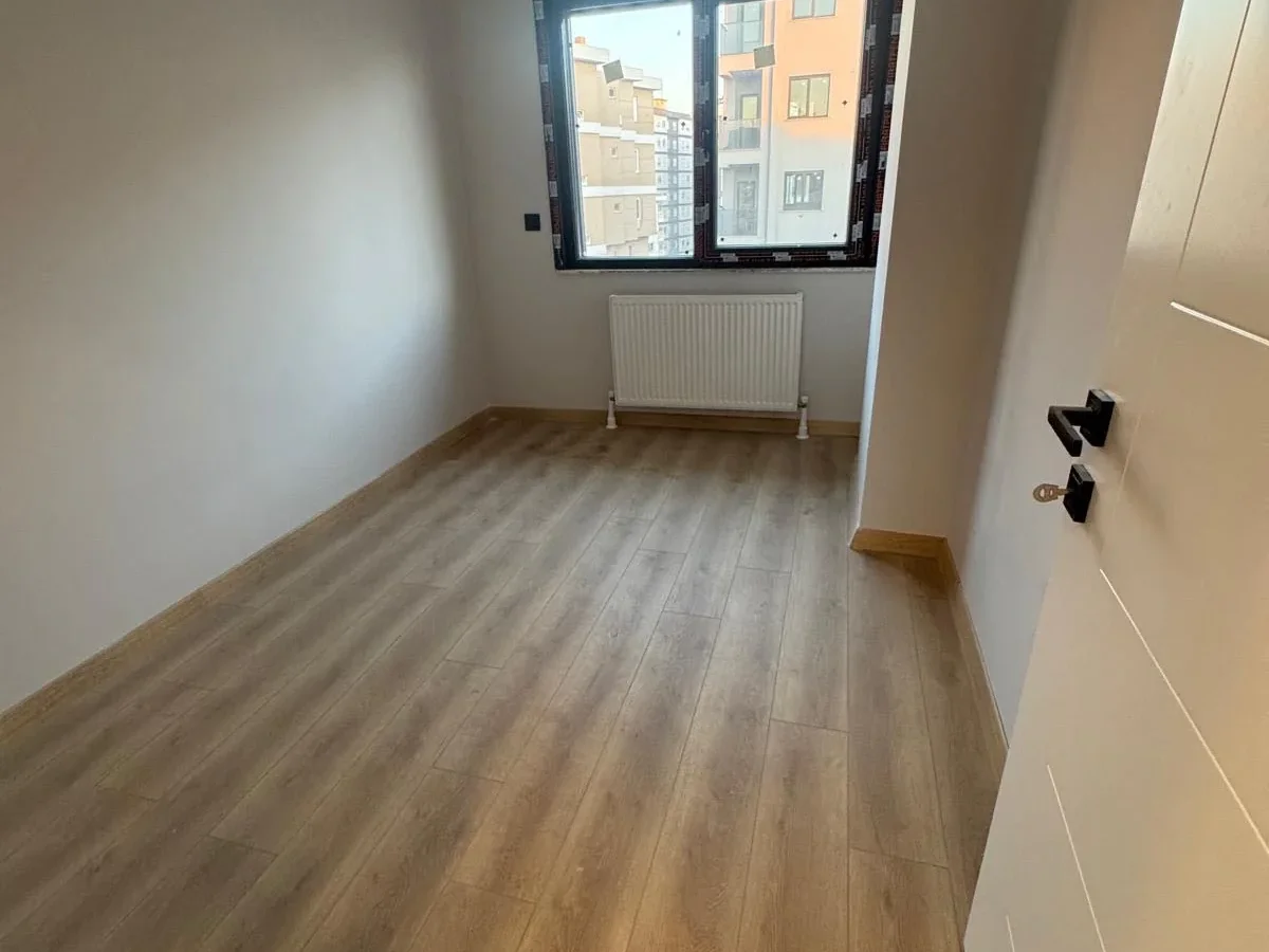 Sağlam'dan Göztepee'de Mi̇ni̇bs Caddesi̇ Üzeri̇nde 3+1 Satilik Dai̇re