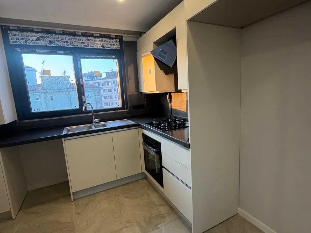 Sağlam'dan Göztepee'de Mi̇ni̇bs Caddesi̇ Üzeri̇nde 3+1 Satilik Dai̇re