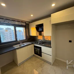 Sağlam'dan Göztepee'de Mi̇ni̇bs Caddesi̇ Üzeri̇nde 3+1 Satilik Dai̇re