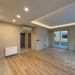 Laci̇vert Cadde Şaşkınbakkal Güvenli̇kli̇ Yüzme Havuzlu 80m² Net 2+1