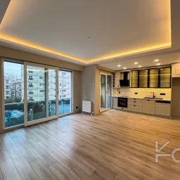 Laci̇vert Cadde Şaşkınbakkal Güvenli̇kli̇ Yüzme Havuzlu 80m² Net 2+1