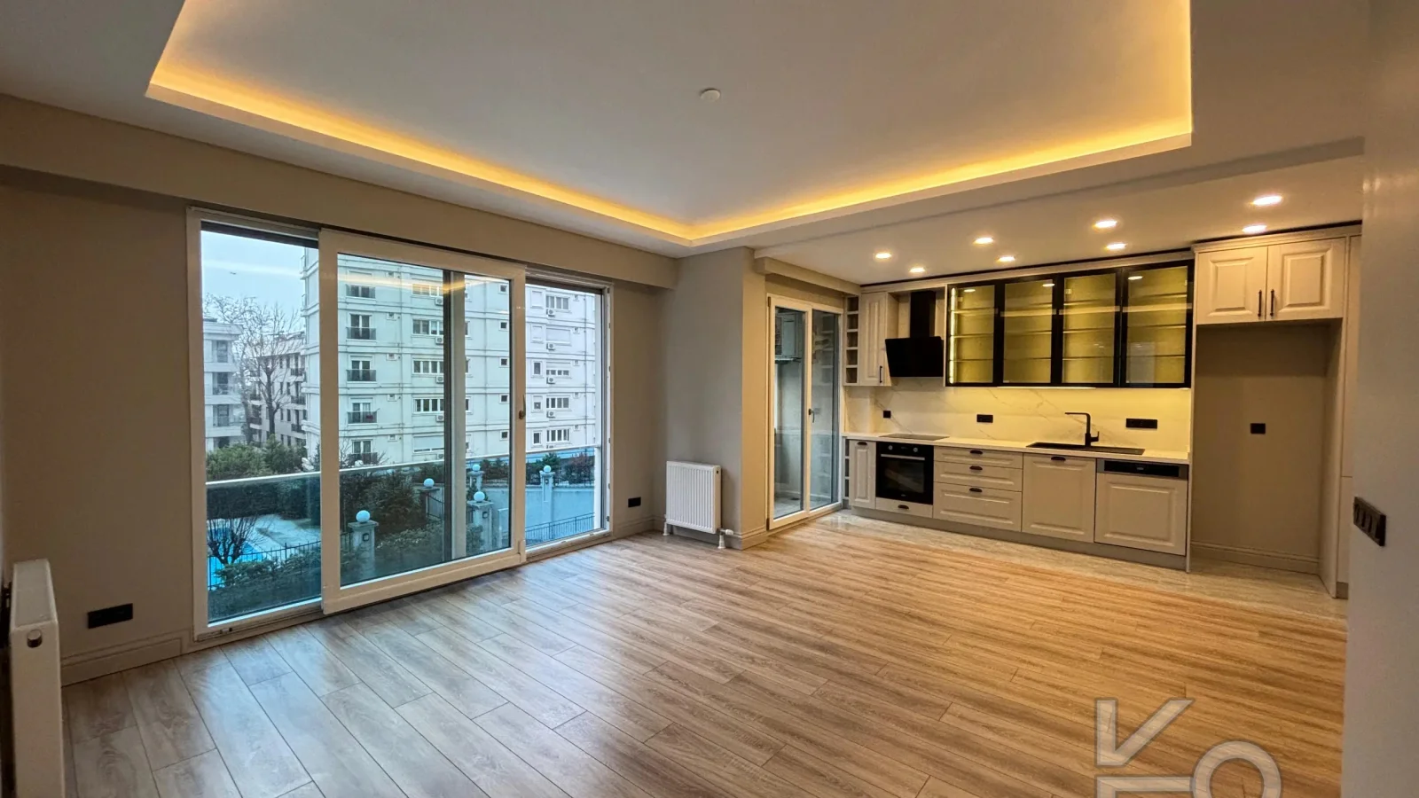 Laci̇vert Cadde Şaşkınbakkal Güvenli̇kli̇ Yüzme Havuzlu 80m² Net 2+1