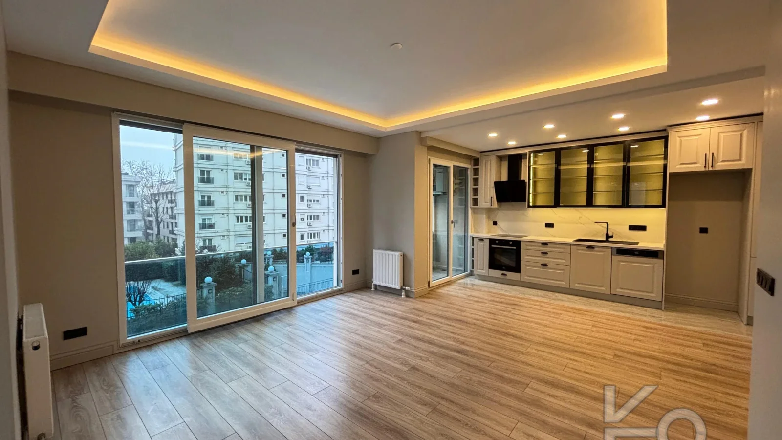Laci̇vert Cadde Şaşkınbakkal Güvenli̇kli̇ Yüzme Havuzlu 80m² Net 2+1