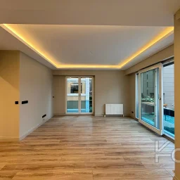 Laci̇vert Cadde Şaşkınbakkal Güvenli̇kli̇ Yüzme Havuzlu 80m² Net 2+1