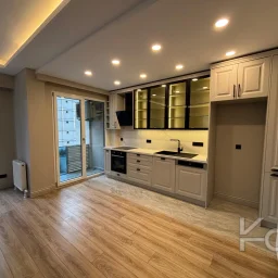 Laci̇vert Cadde Şaşkınbakkal Güvenli̇kli̇ Yüzme Havuzlu 80m² Net 2+1