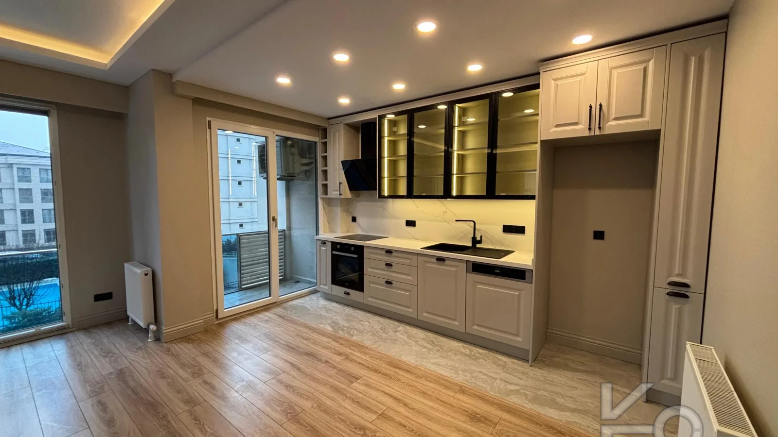 Laci̇vert Cadde Şaşkınbakkal Güvenli̇kli̇ Yüzme Havuzlu 80m² Net 2+1