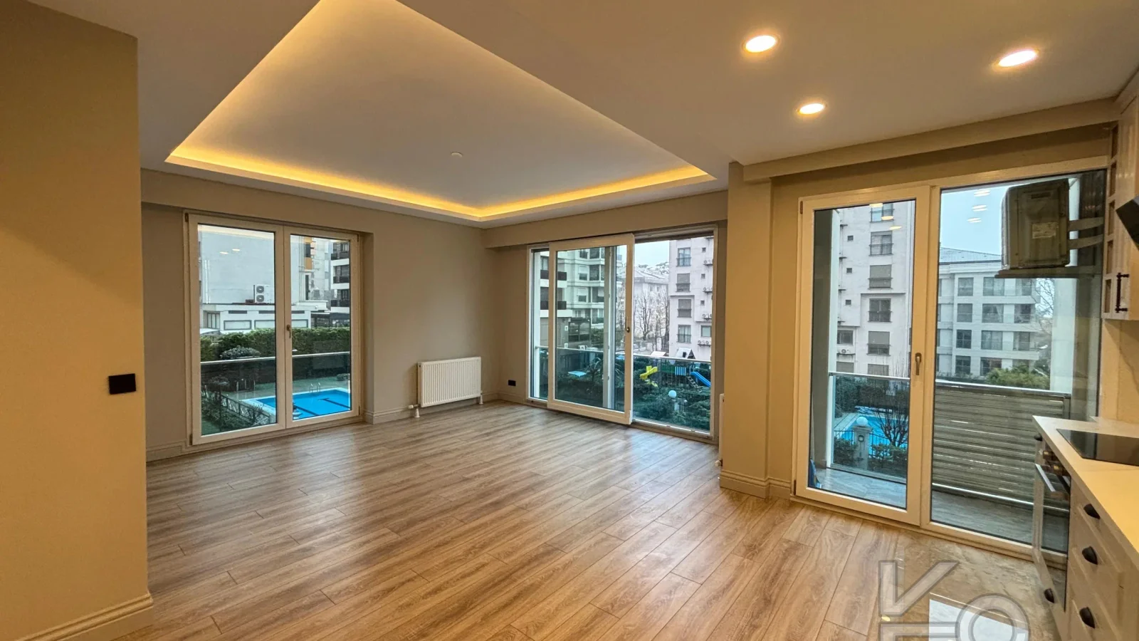 Laci̇vert Cadde Şaşkınbakkal Güvenli̇kli̇ Yüzme Havuzlu 80m² Net 2+1