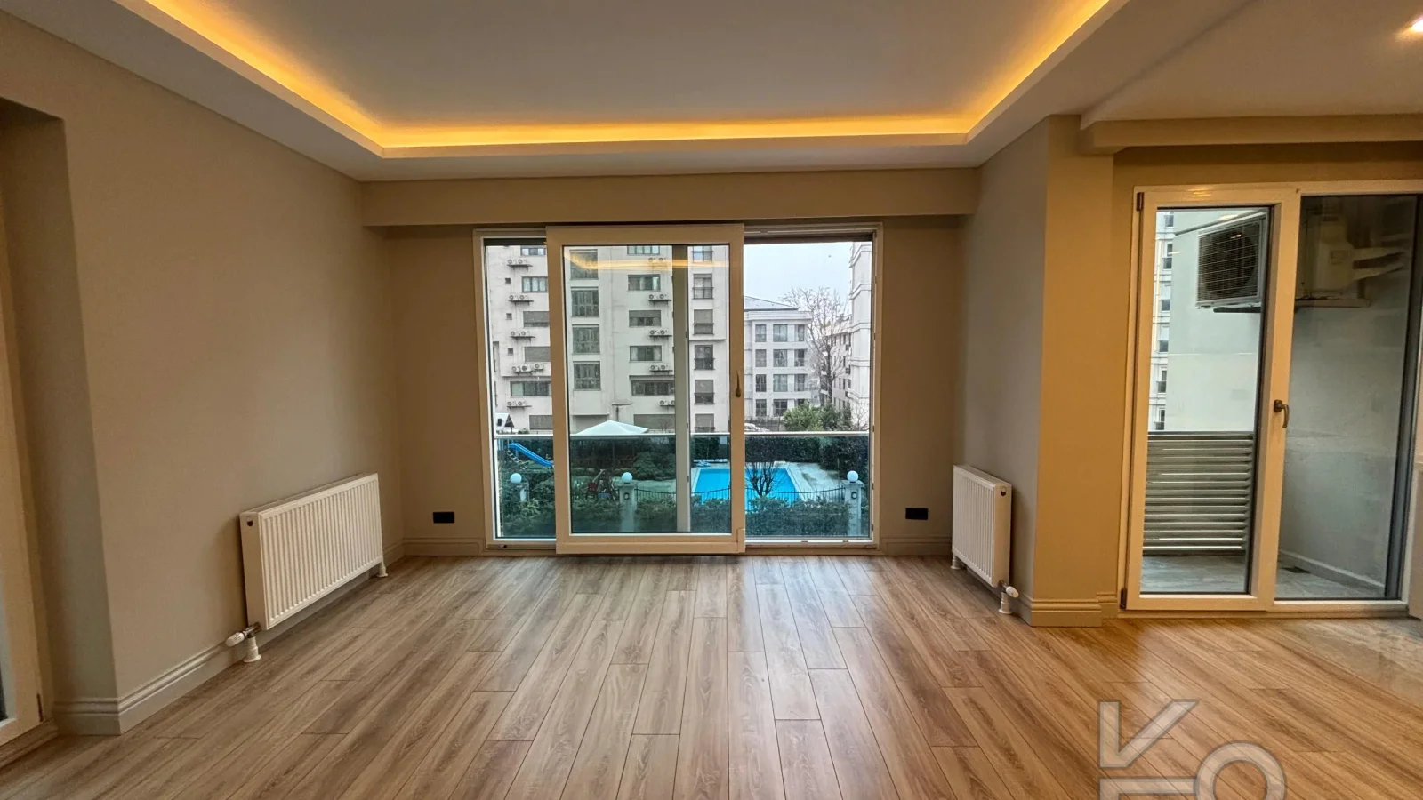 Laci̇vert Cadde Şaşkınbakkal Güvenli̇kli̇ Yüzme Havuzlu 80m² Net 2+1