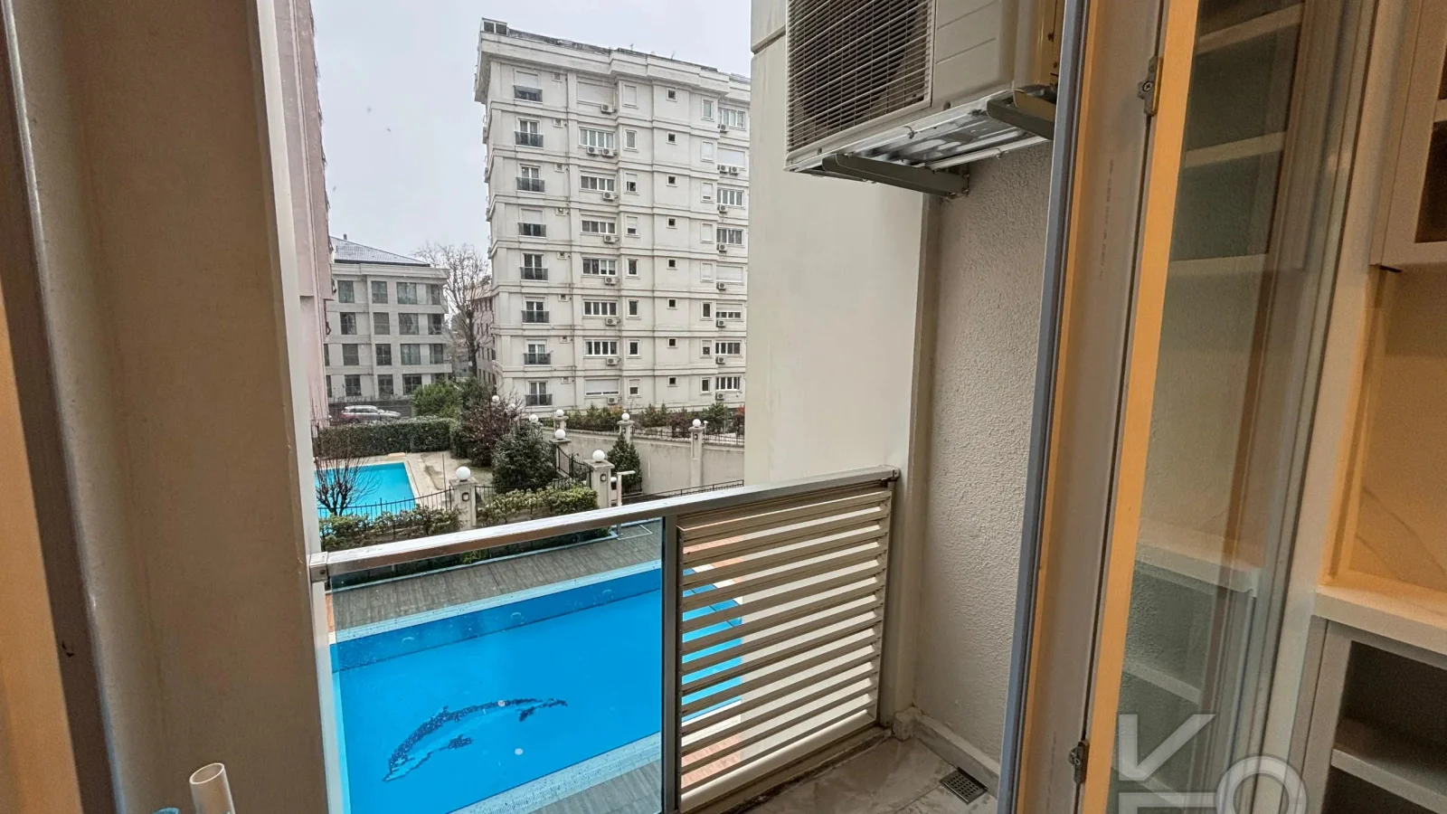 Laci̇vert Cadde Şaşkınbakkal Güvenli̇kli̇ Yüzme Havuzlu 80m² Net 2+1
