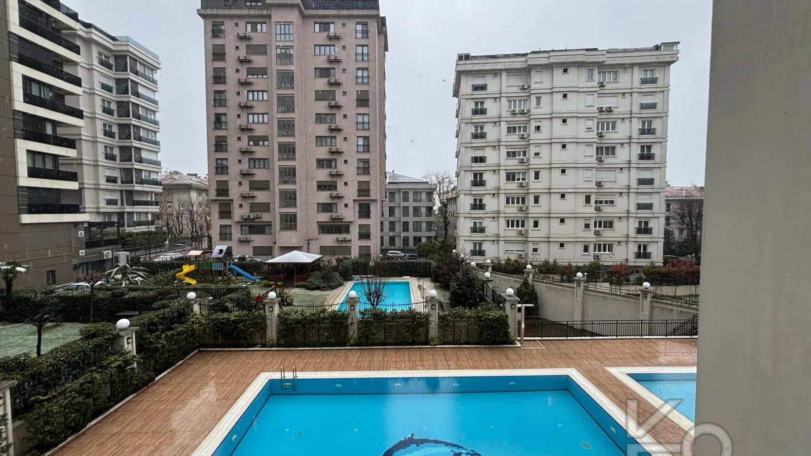 Laci̇vert Cadde Şaşkınbakkal Güvenli̇kli̇ Yüzme Havuzlu 80m² Net 2+1
