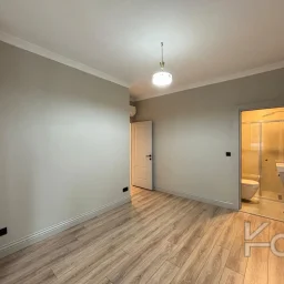 Laci̇vert Cadde Şaşkınbakkal Güvenli̇kli̇ Yüzme Havuzlu 80m² Net 2+1