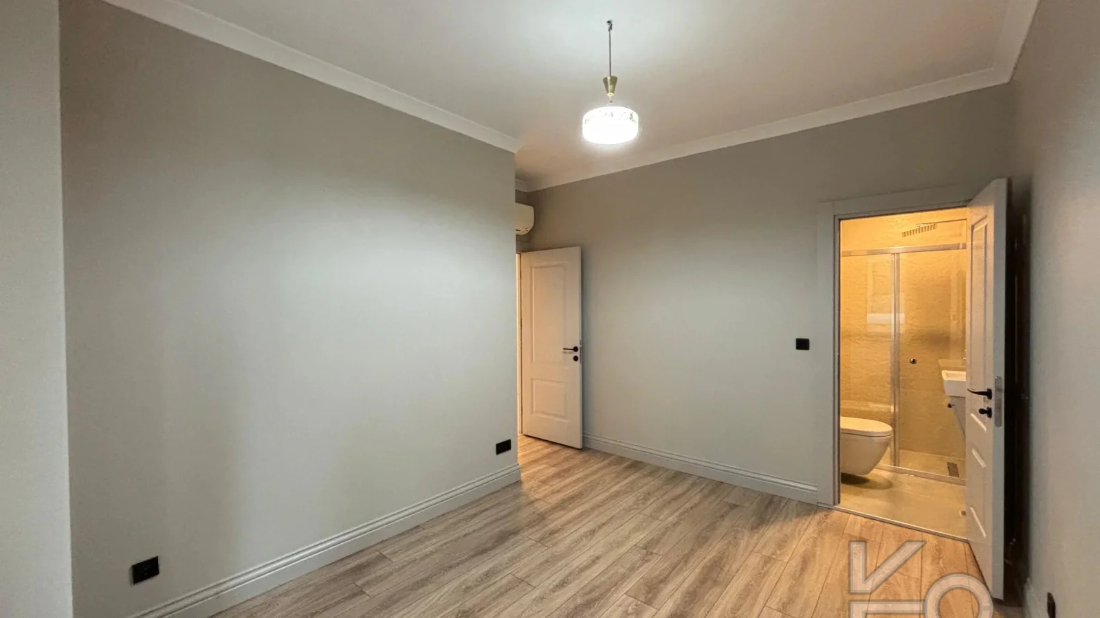 Laci̇vert Cadde Şaşkınbakkal Güvenli̇kli̇ Yüzme Havuzlu 80m² Net 2+1