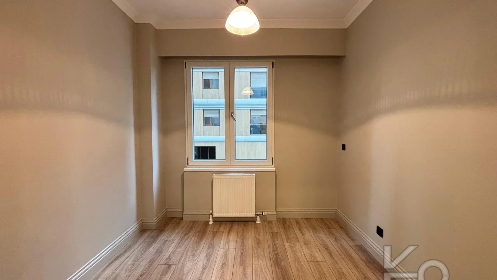 Laci̇vert Cadde Şaşkınbakkal Güvenli̇kli̇ Yüzme Havuzlu 80m² Net 2+1