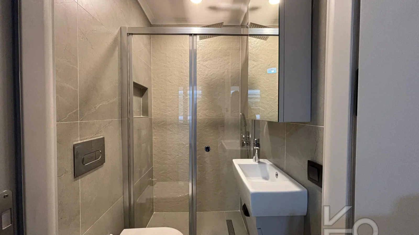 Laci̇vert Cadde Şaşkınbakkal Güvenli̇kli̇ Yüzme Havuzlu 80m² Net 2+1