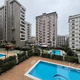 Laci̇vert Cadde Şaşkınbakkal Güvenli̇kli̇ Yüzme Havuzlu 80m² Net 2+1