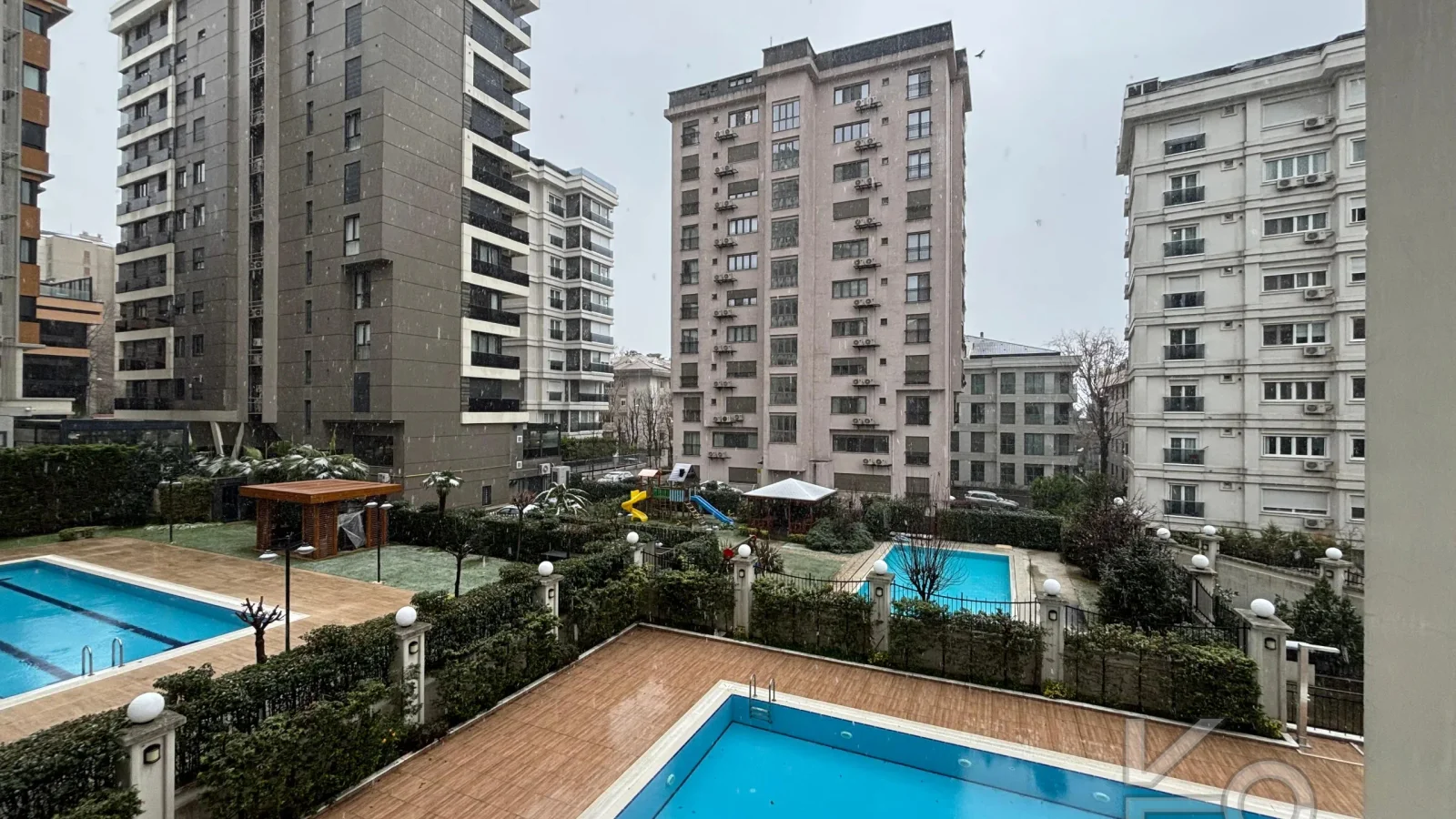 Laci̇vert Cadde Şaşkınbakkal Güvenli̇kli̇ Yüzme Havuzlu 80m² Net 2+1