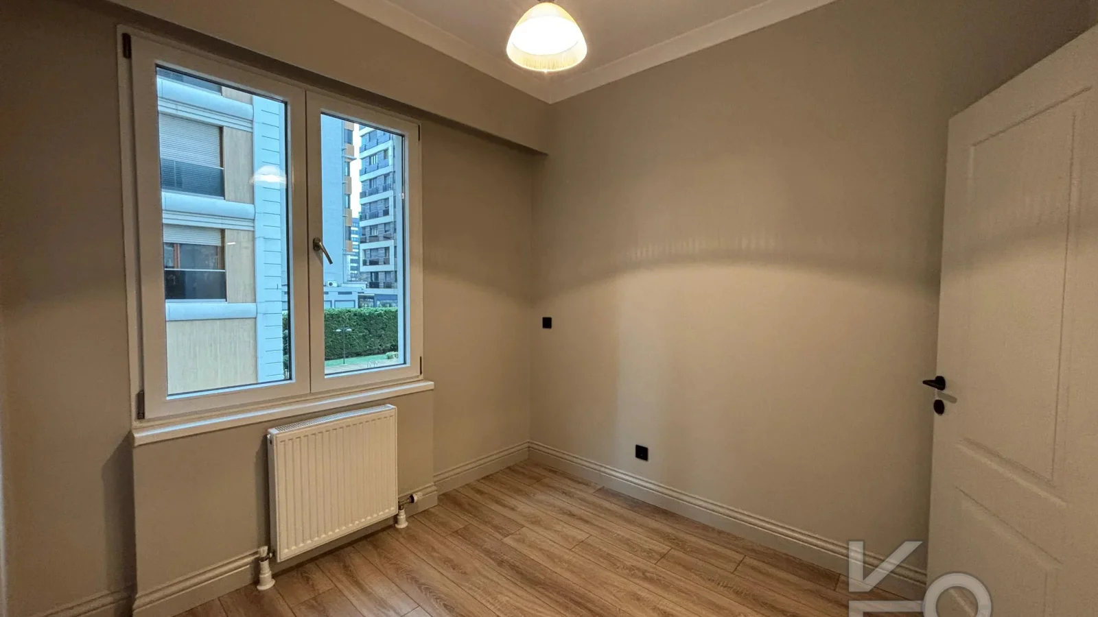 Laci̇vert Cadde Şaşkınbakkal Güvenli̇kli̇ Yüzme Havuzlu 80m² Net 2+1