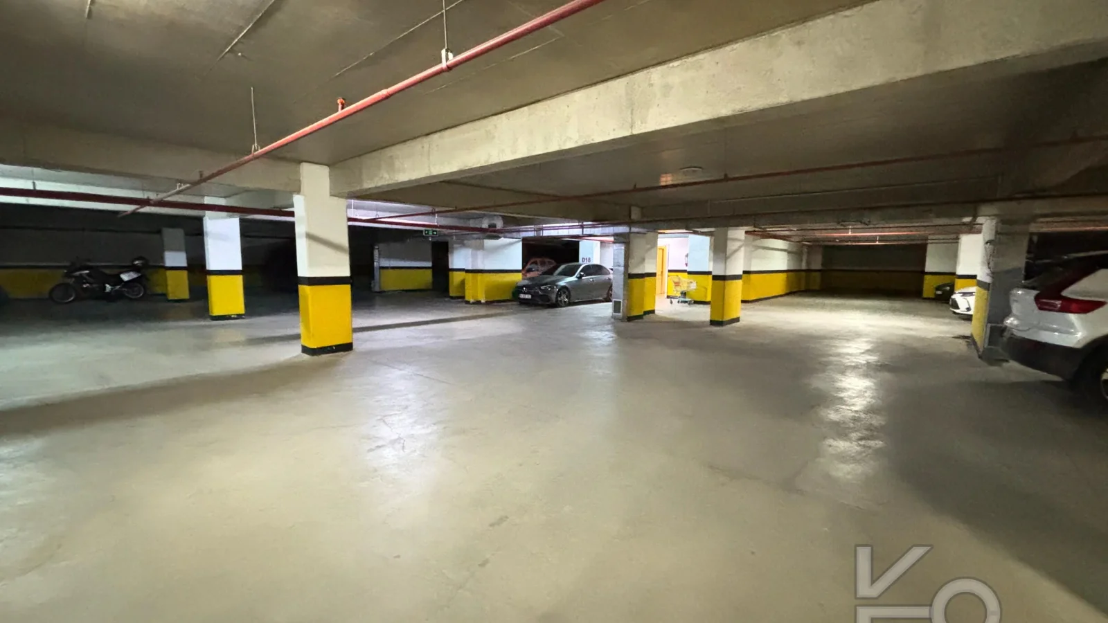 Laci̇vert Cadde Şaşkınbakkal Güvenli̇kli̇ Yüzme Havuzlu 80m² Net 2+1