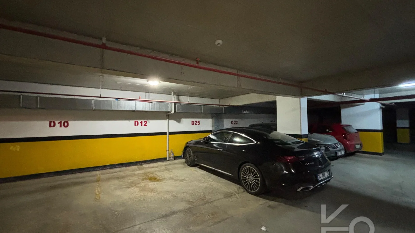 Laci̇vert Cadde Şaşkınbakkal Güvenli̇kli̇ Yüzme Havuzlu 80m² Net 2+1