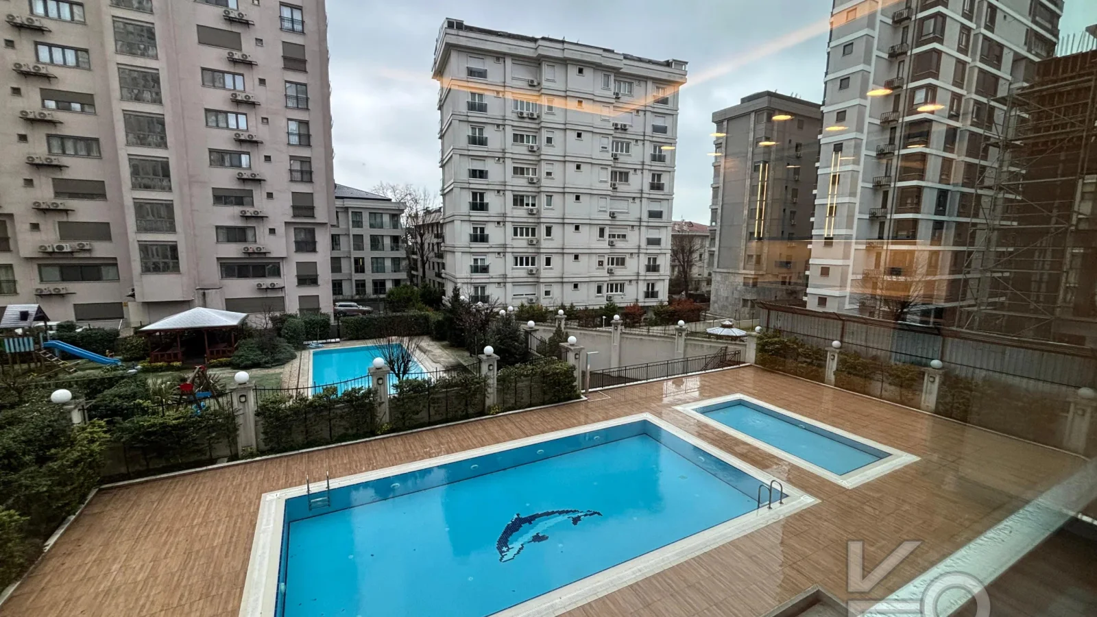 Laci̇vert Cadde Şaşkınbakkal Güvenli̇kli̇ Yüzme Havuzlu 80m² Net 2+1