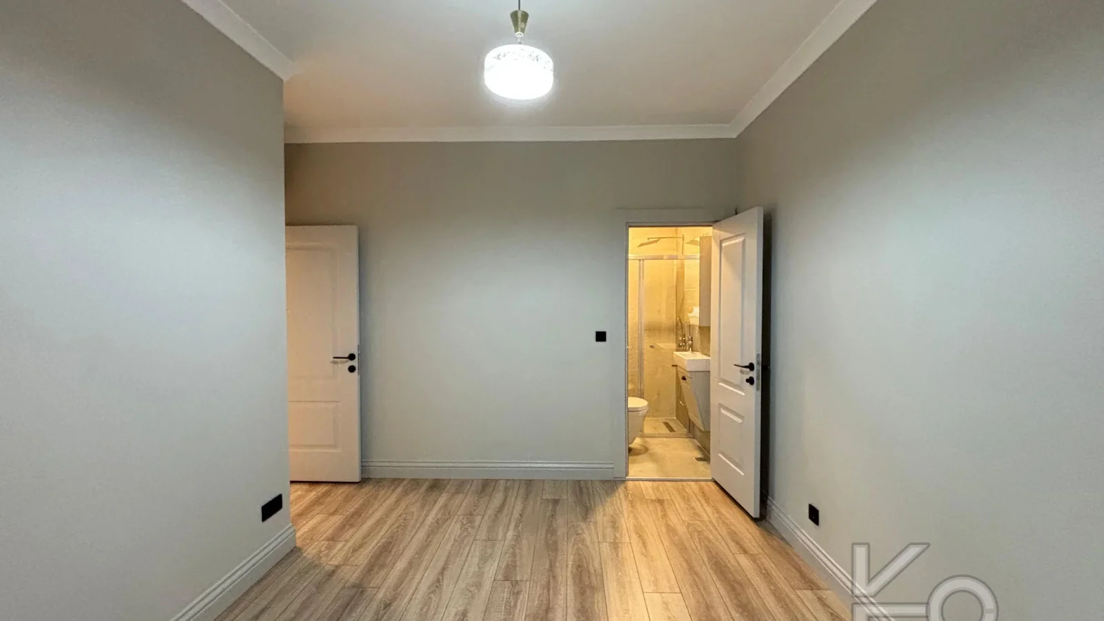 Laci̇vert Cadde Şaşkınbakkal Güvenli̇kli̇ Yüzme Havuzlu 80m² Net 2+1