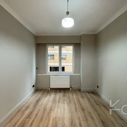 Laci̇vert Cadde Şaşkınbakkal Güvenli̇kli̇ Yüzme Havuzlu 80m² Net 2+1