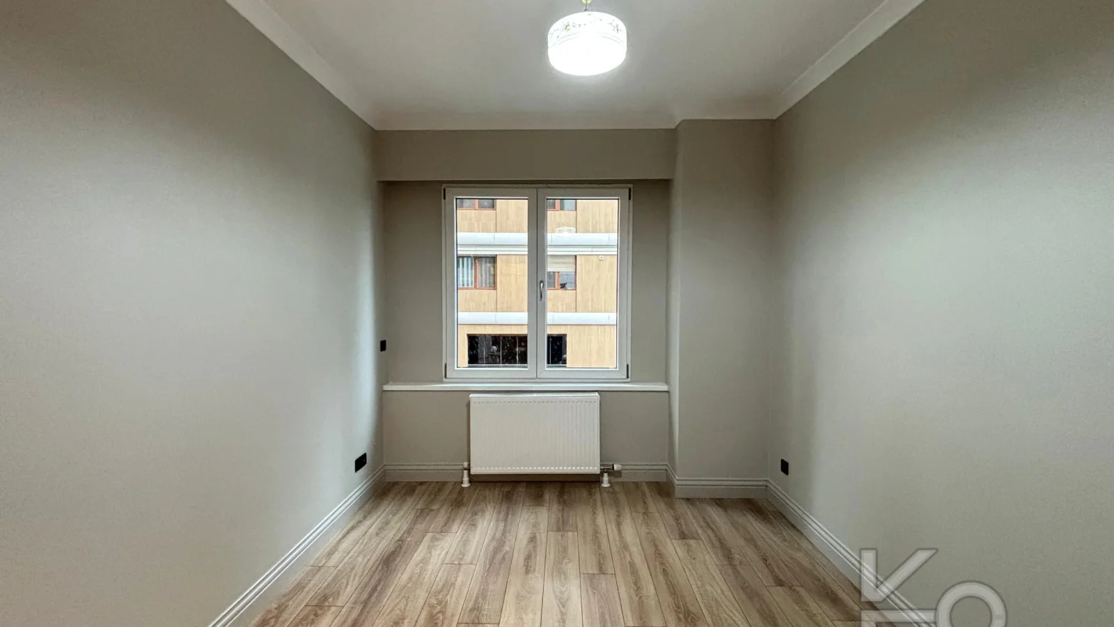 Laci̇vert Cadde Şaşkınbakkal Güvenli̇kli̇ Yüzme Havuzlu 80m² Net 2+1